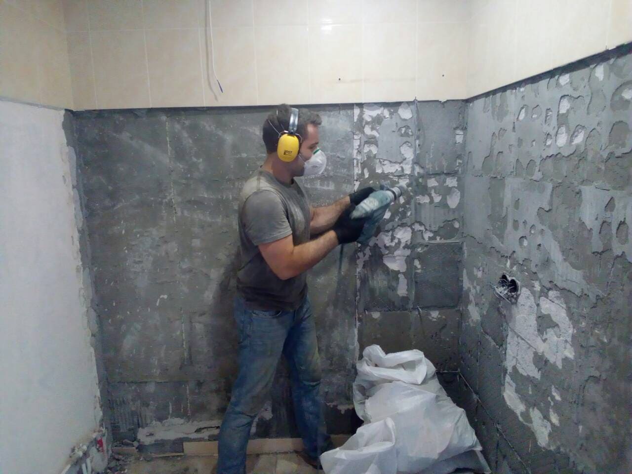 Демонтаж плитки перфоратором