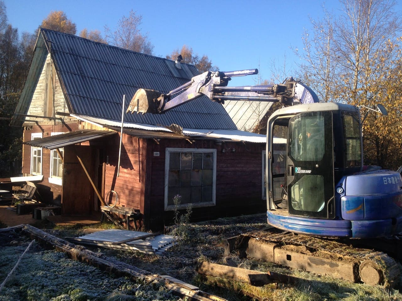 Использование спецтехники пр сносе домика