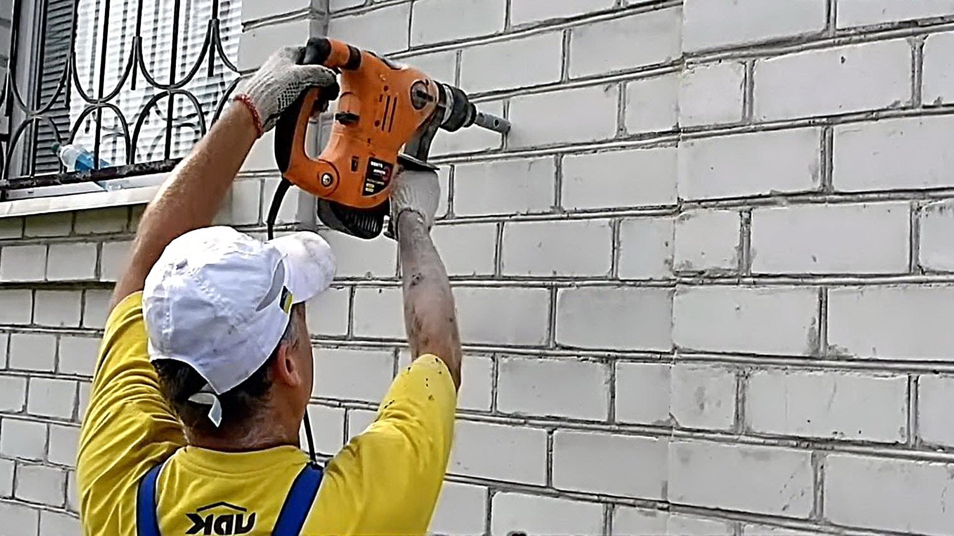 Пробивка отверстий в кирпичной стене