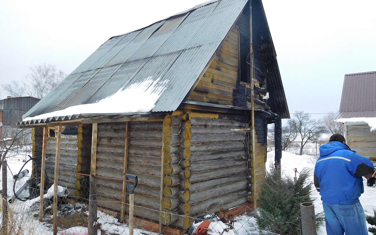 Обгоревший бревенчатый дом на разборку зимой — демонтаж сруба в Подмосковье