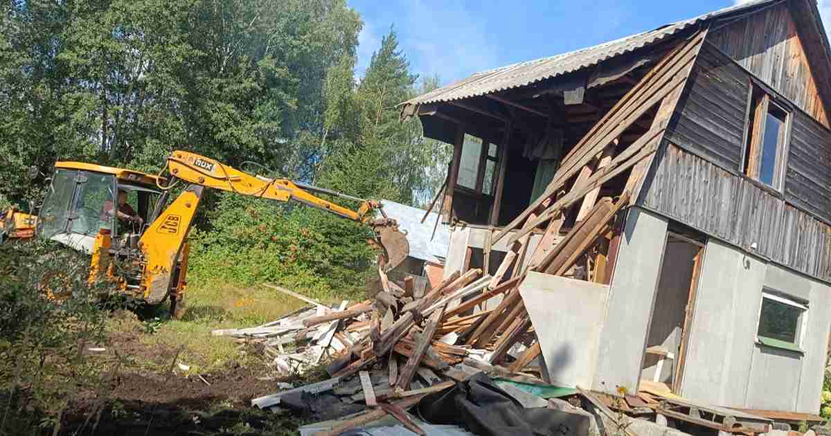 Демонтаж дачного дома экскаватором в Подмосковье
