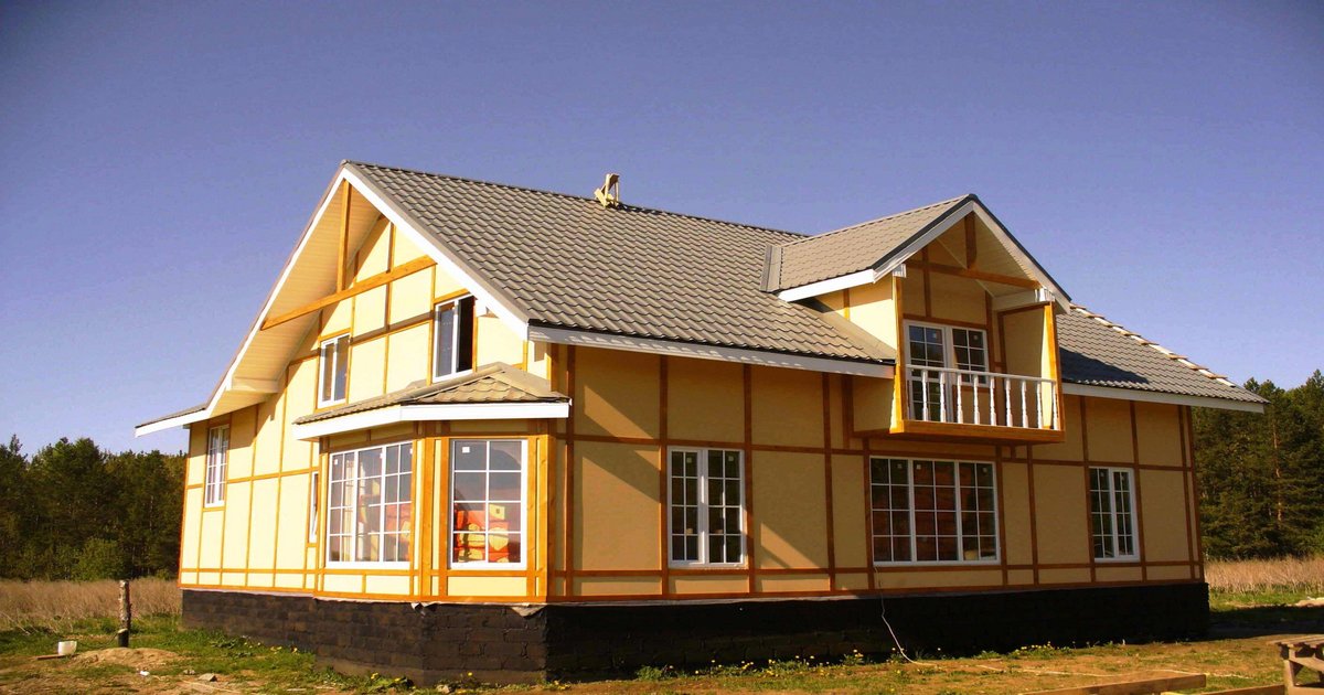 Каркасно-щитовой дом на участке перед демонтажем