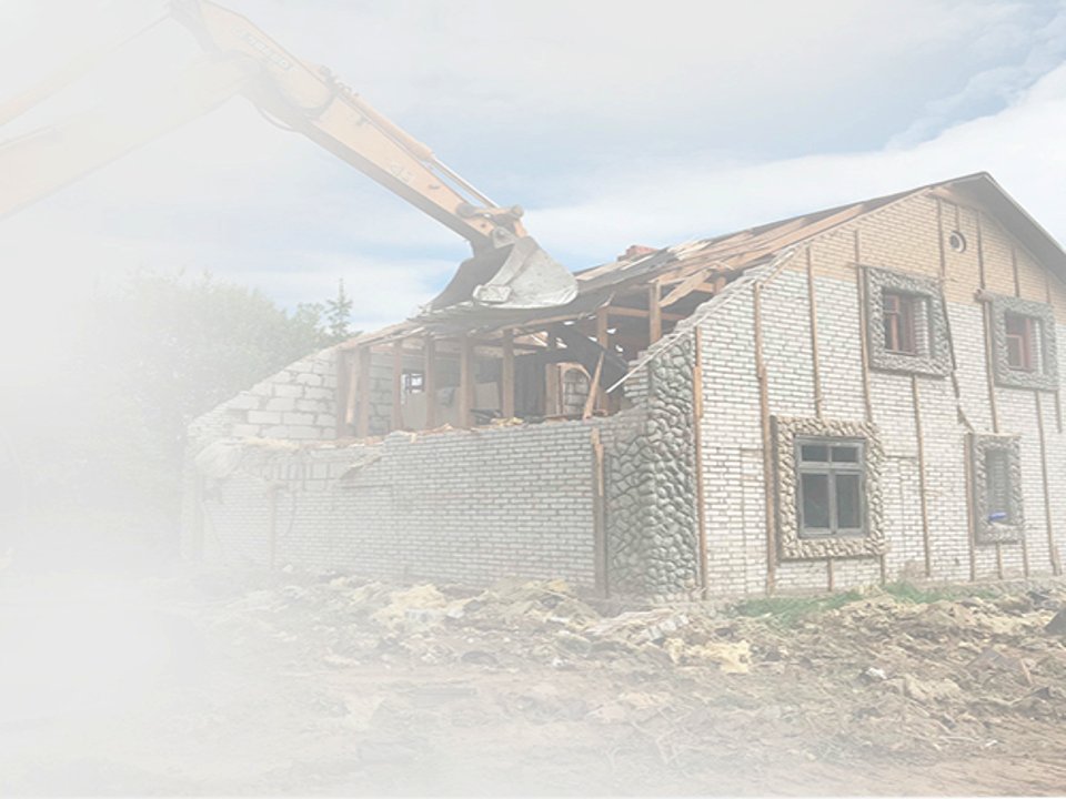 Снос кирпичного дома экскаватором в Москве